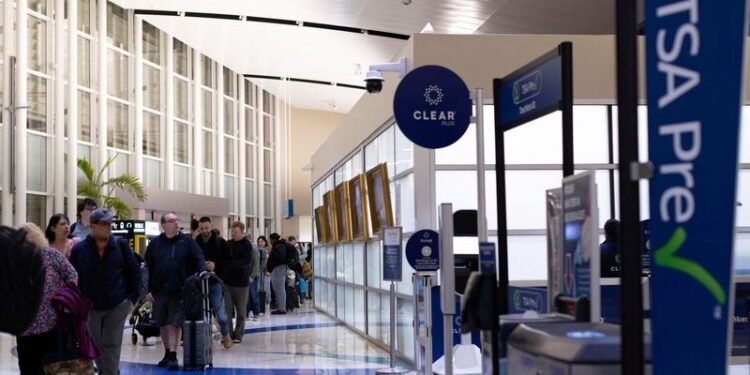 US airline CEOs urge Congress to end standoff, pay airport security officers