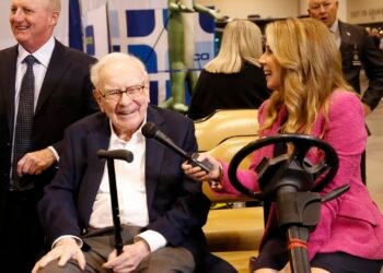 Warren Buffett teams up with Stephen Curry for charity lunch