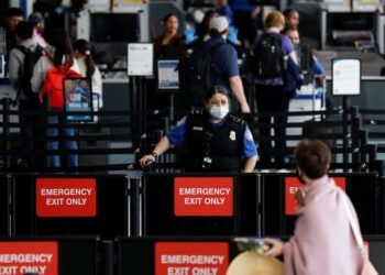 White House weighs sidestepping Congress to pay TSA officers, Washington Post reports