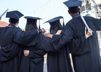 AI fears may drive more young adults to grad school, reports show