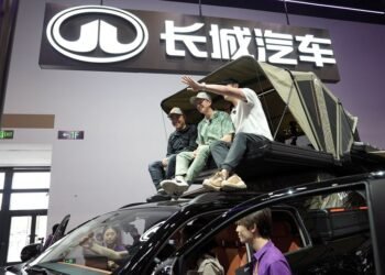 American YouTuber guides foreigners around Chinese cars U.S. buyers can’t get 