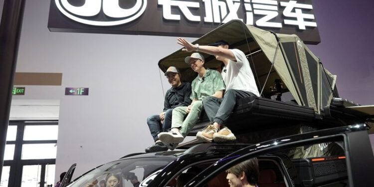 American YouTuber guides foreigners around Chinese cars U.S. buyers can’t get 