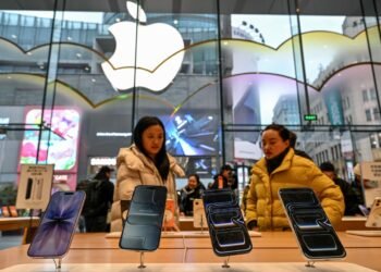 Apple is defying a global smartphone slump, as shown through this first-time feat