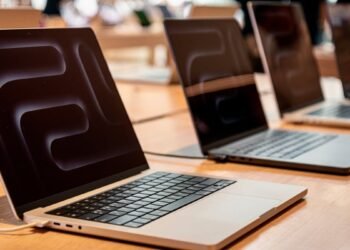 Apple's Touchscreen MacBook Might Be Delayed