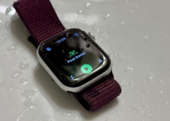 Are Smartwatches Really Waterproof? | Lifehacker