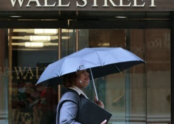 Banks show trading strength, caution on economic risk