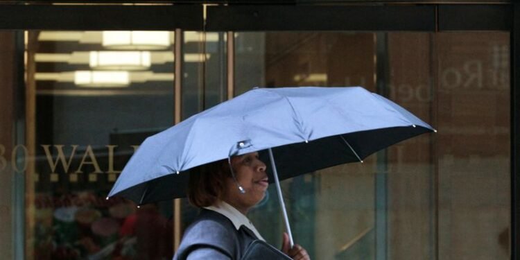 Banks show trading strength, caution on economic risk