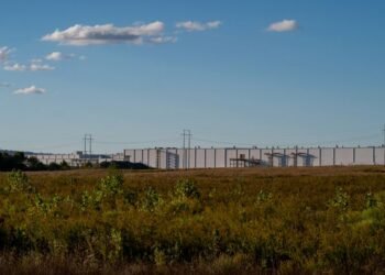 Carmakers navigating the costly and tricky transition to battery storage systems