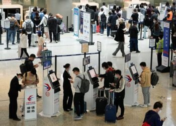 Flight cancellations and high fuel prices help keep Chinese close to home for May holidays