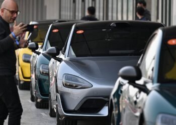 Foreign car companies use technology to hang onto China auto market