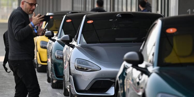 Foreign car companies use technology to hang onto China auto market