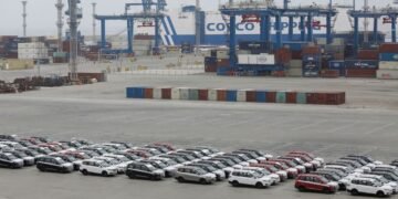 House Democrats urge Trump to keep US ban on Chinese cars