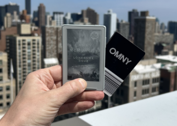 I'm Reading a 900-Page Novel on the Xteink X3, an E-reader the Size of a Credit Card