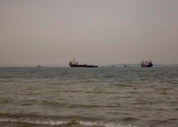 Iran attacks oil tankers in Hormuz, sending oil back above $101 a barrel