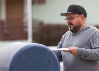 Mailing tax return near April 15 deadline comes with risk