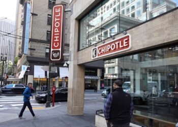 More diners are eating at Chipotle despite higher prices, bucking Wall Street’s concerns about restaurants
