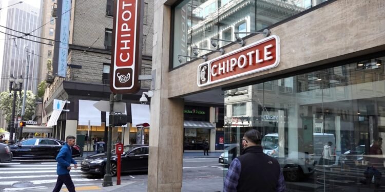 More diners are eating at Chipotle despite higher prices, bucking Wall Street’s concerns about restaurants