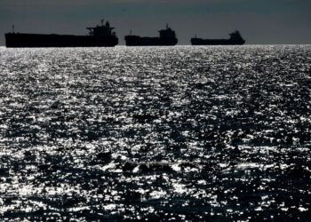 Russian ’shadow fleet’ undeterred by Starmer’s threat as nearly 100 ships cross UK waters