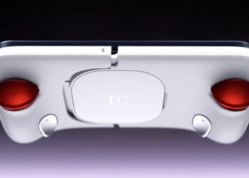 The 'Gun God' Controller Turns One Plus' New Smartphone Into a Sleek Handheld Gaming Console