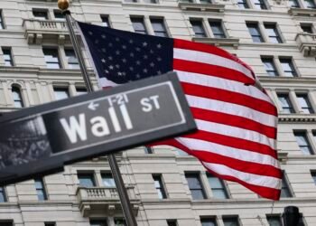 U.S. stock futures fall, oil rises ahead of a busy week for Wall Street