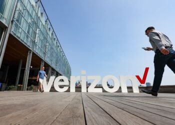 Verizon’s stock rises as the company posts surprise subscriber growth under new CEO