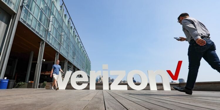 Verizon’s stock rises as the company posts surprise subscriber growth under new CEO