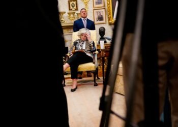 White House to discuss presidential security, stands by Secret Service