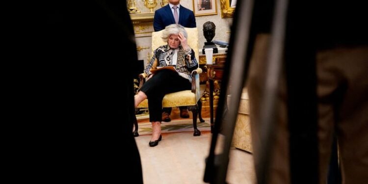 White House to discuss presidential security, stands by Secret Service