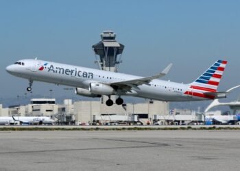 American Airlines sees resilient demand cushioning fuel-price hit