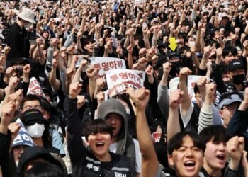 Analysis-Samsung pay deal marks seismic change for South Korea, emboldening unions