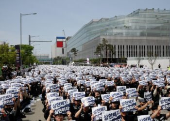 At Samsung, the global AI boom spurred a looming strike and deep divisions