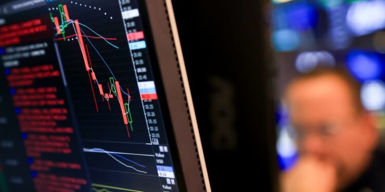 Average 401(k) balances fall due to market volatility