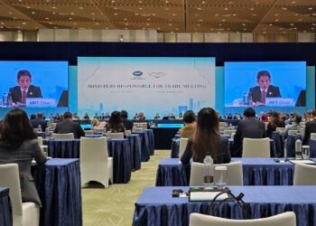 China calls for APEC cooperation as commerce minister skips opening