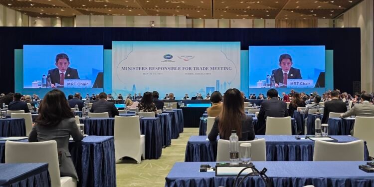 China calls for APEC cooperation as commerce minister skips opening