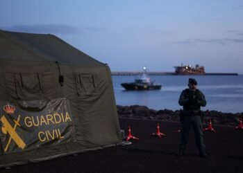 Cruise ship hit by hantavirus outbreak arrives in Tenerife