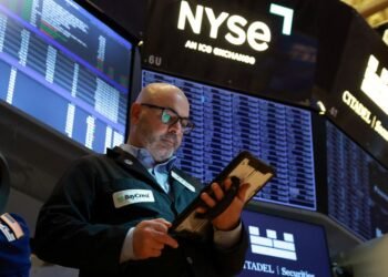 Dow posts closing record high, S&P 500, Nasdaq muted as AI rally pauses