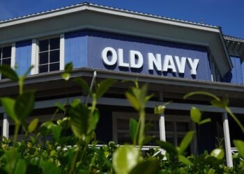 Gap and American Eagle stock are both getting crushed, and neither retailer is blaming the economy