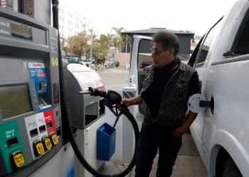 Gloom deepens for consumers in early May due to high gas prices
