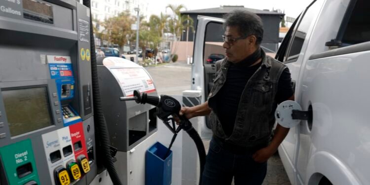 Gloom deepens for consumers in early May due to high gas prices