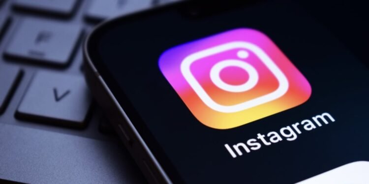 Instagram's New Snapchat Clone Makes It Too Easy to Send Disappearing Images to All Your Friends