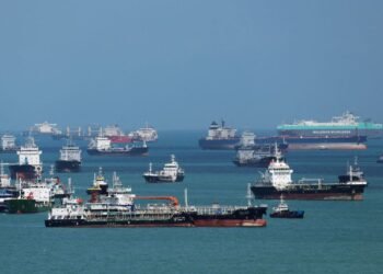Oil falls more than $4 as US, Iran remain at odds over peace deal