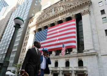 Oil rises, U.S. stock futures flat as Wall Street looks to extend its winning streak