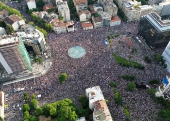 Police and protesters clash in Serbia as crowds demand president’s exit
