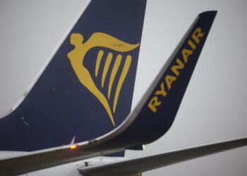 Ryanair trims prices and seeks to dispel jet fuel fears