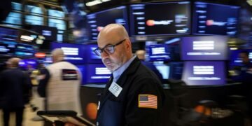 S&P 500, Nasdaq hit fresh peaks as tech stocks, jobs data lift sentiment