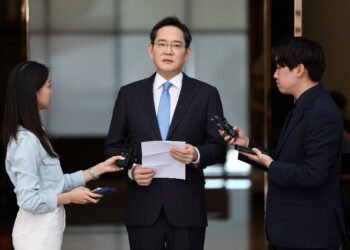 Samsung Elec, South Korea union to resume pay talks on Monday, union says