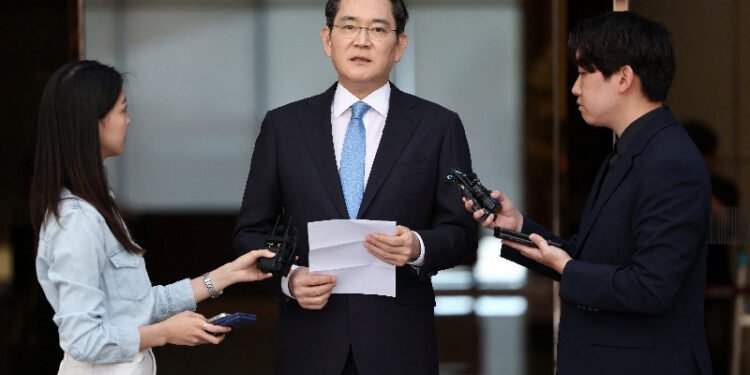 Samsung Elec, South Korea union to resume pay talks on Monday, union says