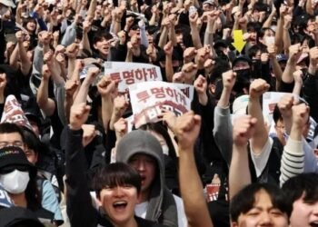 Samsung Electronics and union hold last-ditch talks to avert strike threatening global supply chains