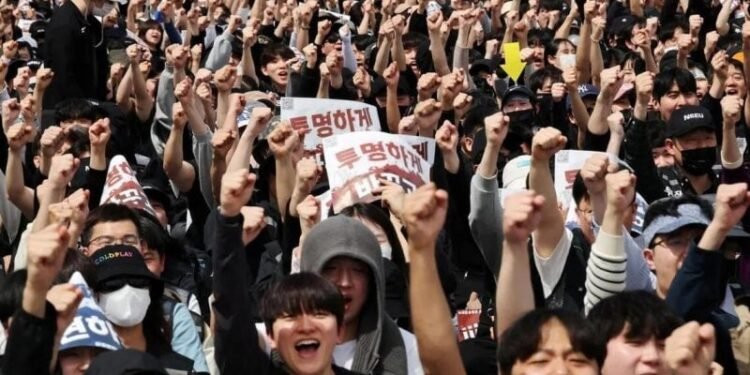 Samsung Electronics and union hold last-ditch talks to avert strike threatening global supply chains