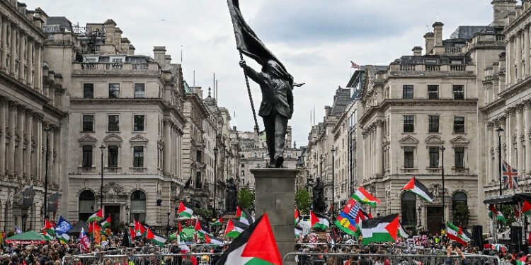 Tens of thousands march in London in separate immigration, pro‑Palestinian protests